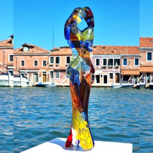 Escultura de los enamorados - OneLove - Decoración en azul, naranja, rojo y amarillo. Tamaño grande